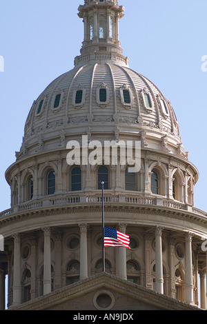 Kapitol mit Flagge auf Halbmast Stockfoto