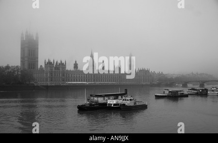 Die Themse und der Palace of Westminster an einem verregneten Tag. Stockfoto