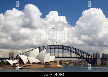 Sydney Opera House und Sydney Harbour Bridge mit Kleinflugzeug über Australien fliegen Stockfoto