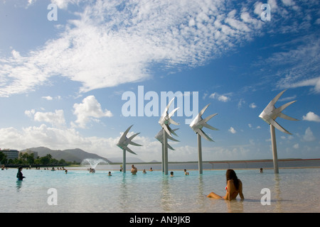 Junge Frau sonnt sich in Cairns Esplanade Lagoon Wasserpark in Queensland Stockfoto