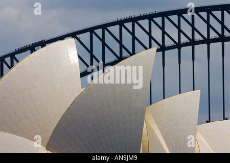 Sydney Opera House und Touristen zu Fuß über die Sydney Harbour Bridge Gehweg Australien Stockfoto