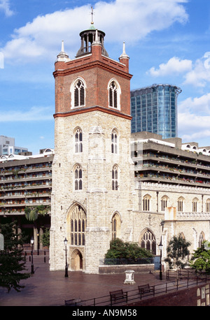 Die Kirche St Giles ohne Predigten in der Barbican Estate City of London UK Stockfoto