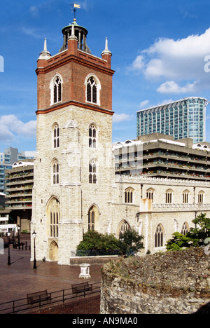Die Kirche St Giles ohne Predigten in der Barbican Estate City of London UK Stockfoto