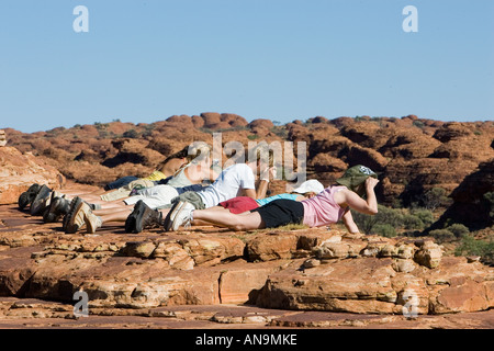 Touristen hinlegen von Abgrund zu fotografieren, König s Canyon Red Centre Nordaustralien Stockfoto