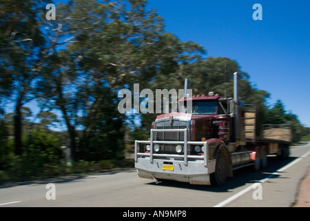 LKW auf dem großen Western Highway aus Sydney, New South Wales Australien Adelaide Stockfoto