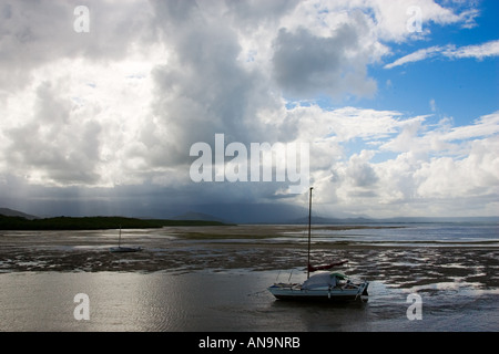 Segelboot vor Anker bei Ebbe in der Mündung des Port Douglas Queensland Australien Stockfoto