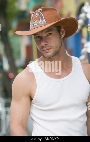 Hispanic Mann mit Cowboyhut Stockfoto