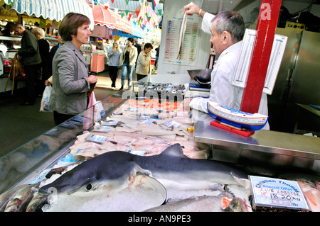 Kunden, die auf Fischhändler Stall in Swansea Markt South Wales Großbritannien serviert wird Stockfoto