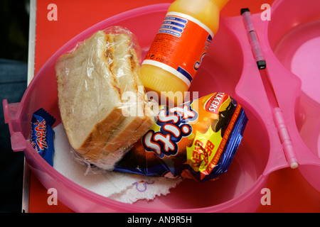 Kinder Brotdose mit Sandwich, Getränk und Snacks-Tasche Stockfoto