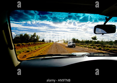 Blick von einem Allradfahrzeug über Mereenie Loop Road Red Centre Australien Stockfoto