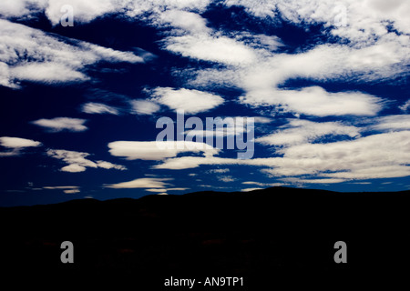 Bewölkter Himmel über West Macdonnell Mountain Range Northern Territory Australien Stockfoto