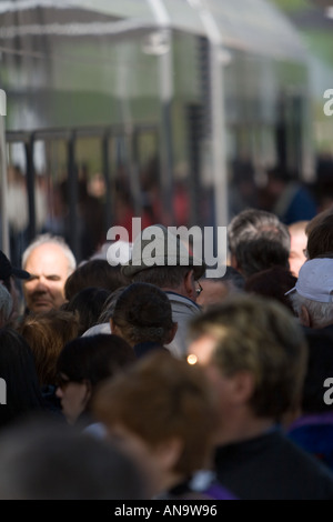 Überfüllten Plattform der Passagiere warten auf einen verspäteten Zug in Malles Mals, Abfahrt nach Merano Meran, Italien Stockfoto