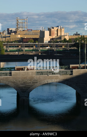 Main Street Bridge Rochester New York mit Genesee Brauerei im Hintergrund Stockfoto