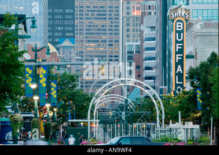 Abenddämmerung Ansicht von Main Street Buffalo New York Stockfoto