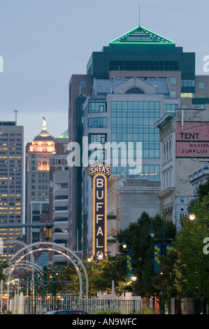 Abenddämmerung Ansicht von Main Street Buffalo New York Stockfoto