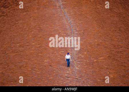 Tourist geht auf Ayers Rock Uluru Australien Stockfoto