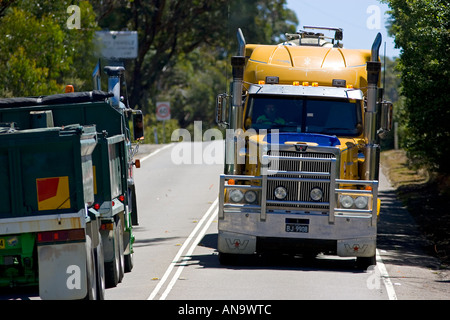 LKW auf dem großen Western Highway aus Sydney, New South Wales Australien Adelaide Stockfoto