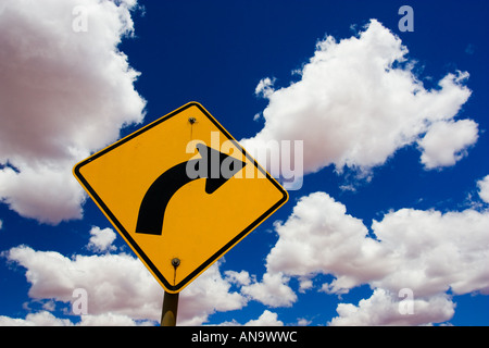 Verkehrszeichen für Kurve Straße Red Centre Australien Stockfoto