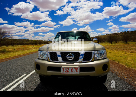 Geländewagen Nissan Patrol Fahrzeug unterwegs im roten Zentrum Australiens Stockfoto