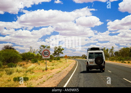 Allradfahrzeug unterwegs im roten Zentrum Northern Territory in Australien Stockfoto