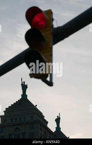 Statuen von Liberty oben die Zwillingstürme des Bankgebäudes in Buffalo New York Liberty verkleinert Stockfoto