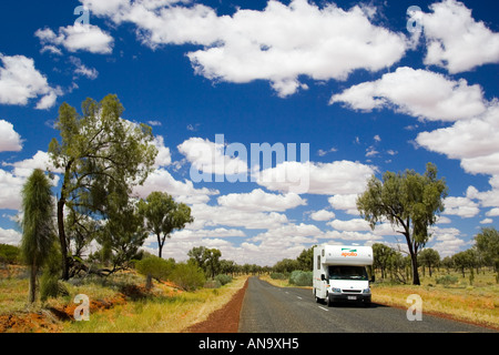 Wohnmobil-reisen-Straße im roten Zentrum Northern Territory in Australien Stockfoto