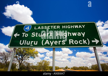 Lasseter Highway Zeichen nach Stuart Highway und Uluru Ayers Rock Northern Territory Australien Stockfoto