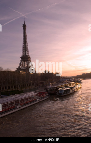 Eiffelturm in Paris entlang der Seine bei Sonnenuntergang Stockfoto