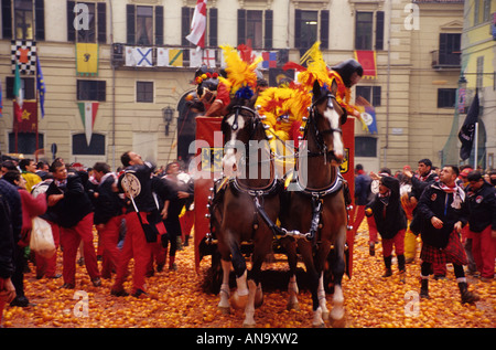 Orange Schlacht auf dem Jahrmarkt von Ivrea, Italien Stockfoto