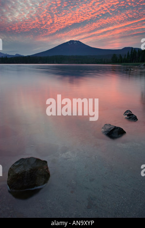 Oregon Cascades im Sommer im See spiegelt, bei Sonnenaufgang Stockfoto