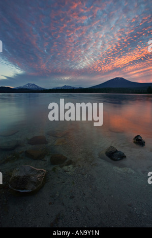 Oregon Cascades im Sommer im See spiegelt, bei Sonnenaufgang Stockfoto