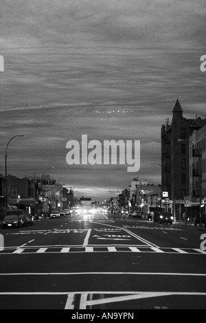 Ersten Autos auf der Straße am frühen Morgen. Surrealen Blick erfasst Infrarot. Coney Island Avenue, Brooklyn, New York 2007 Stockfoto