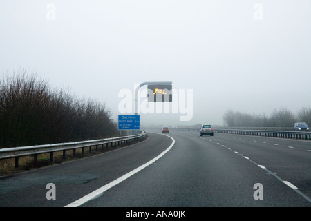 Nebel Zeichen in der Nähe von Cherwell Valley Dienstleistungen, Ausfahrt 10 auf der Autobahn M40 Stockfoto