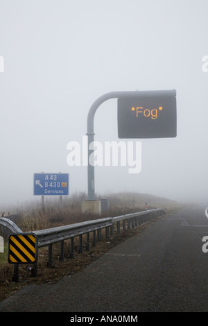 Nebel Zeichen in der Nähe von Cherwell Valley Dienstleistungen, Ausfahrt 10 auf der Autobahn M40 Stockfoto