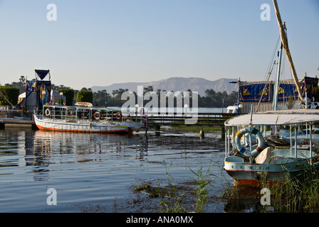 Ägypten Feluke touristischen Boote vertäut am Crocodile Island Stockfoto