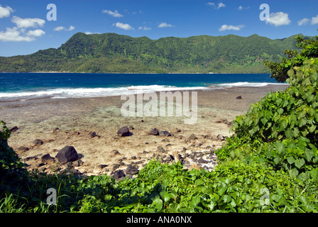 SAMOA UPOLU NE Nord-Ost Nordost Nord Ost in der Nähe von Uafato und Fagaola Bay Küste Ufer an der Küste vor der Küste eingerückt viel ragg Stockfoto