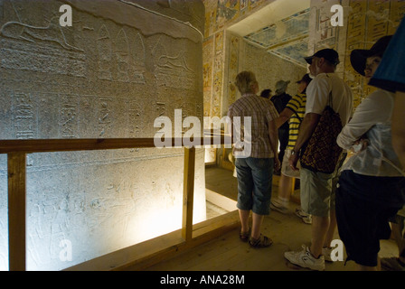 Ägypten Tal der Könige bei Luxor Touristen im Grab Ramses IV KV2 Stockfoto