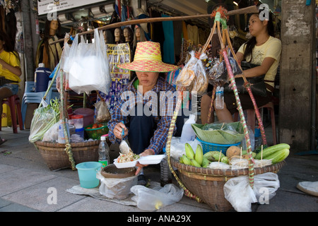 Frau Straßenhändler verkaufen, Salat, Reis und Bananen auf der Khao San Road in Bangkok, Thailand Stockfoto