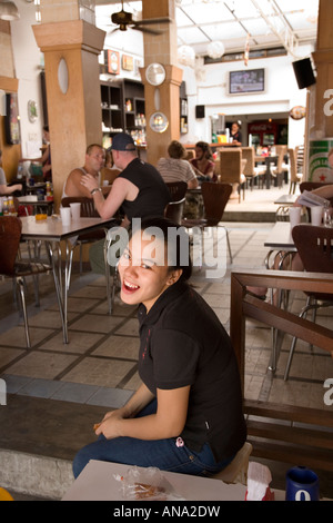 Lächelndes thailändisches Barmädchen/Barmädchen/Gastgeberin in einem Bar-Café an der Khao San Road in Bangkok, Thailand. Stockfoto