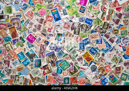 Große Auswahl an bunten überlappende Briefmarken aus vielen Ländern Stockfoto