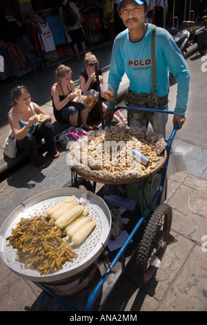 Mobile Straße Verkäufer verkaufen Erdnüsse und Mais (Mais) Cob & Touristen Essen, auf der Khao San Road in Bangkok, Thailand Stockfoto