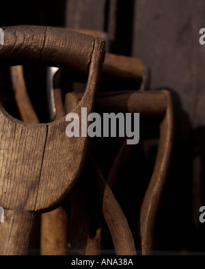 generische Gartenarbeit Gabel Griffe in einem Gärtner-Schuppen Stockfoto