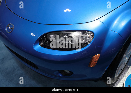 Mazda Miata blau metallic Auto Scheinwerfer Nahaufnahme; Toronto International AutoShow Stockfoto