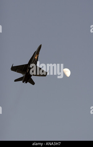 F/A 18 Hornet flys am Mond auf dem Weg zum Sky Harbor Airport in Phoenix. Stockfoto