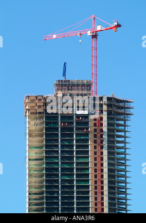 Großer Kran hängt über Neubau Hochhaus in der Innenstadt von Chicago Illinois USA Stockfoto