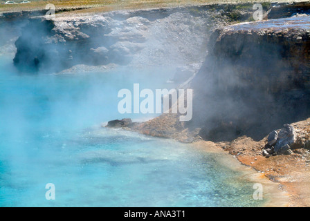 Nahaufnahme des blassen blauen Wasser und gemusterten felsigen suchen Boden des Excelsior Geyser bei Midway Becken Yellowstone-Nationalpark Stockfoto