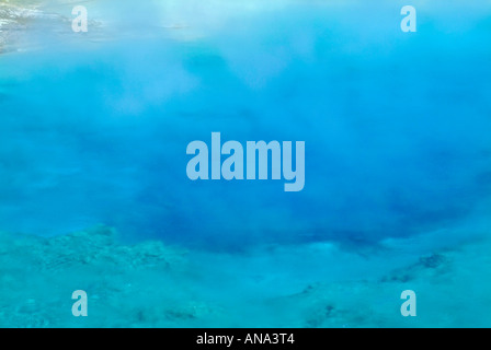 Nahaufnahme des blassen blauen Wasser und gemusterten felsigen suchen Boden des Excelsior Geyser bei Midway Becken Yellowstone-Nationalpark Stockfoto