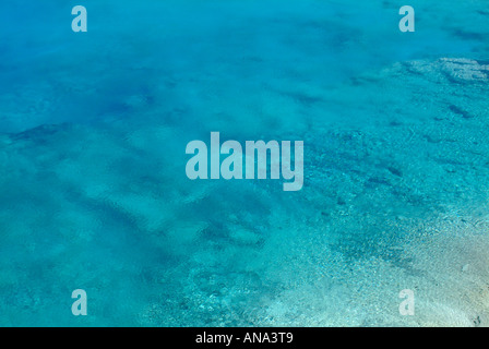 Nahaufnahme des blassen blauen Wasser und gemusterten felsigen suchen Boden des Excelsior Geyser bei Midway Becken Yellowstone-Nationalpark Stockfoto