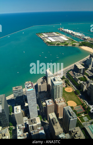 Luftbild in Richtung Osten nach Navy Pier und Wasser-Filteranlage mit der Innenstadt von Chicago aus John Hancock Center Illinois USA Stockfoto