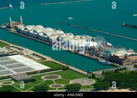 Luftaufnahme des Olive Park mit Wasser-Filteranlage und Navy Pier in Chicago Illinois. Inneren und äußeren Hafen auch sichtbar Stockfoto